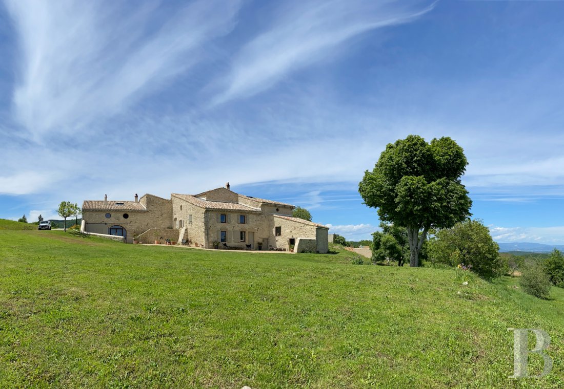 Dans la Drôme, sur les hauteurs d’une colline, une ancienne ferme entièrement rénovée dans le respect de sa construction d’origine - photo  n°4
